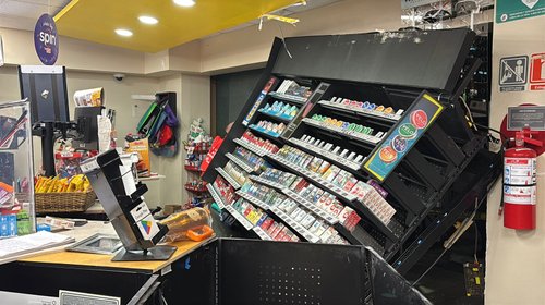 Camioneta se estrella en tienda de San Pedro y deja un lesionado