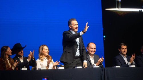 Gradúa Monterrey a 900 alumnos de la Prepa Regia