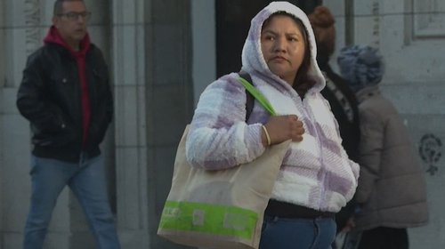 Regios aprovechan el sol y llenan el Centro pese al frente frío