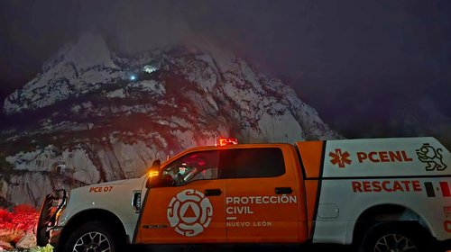 Senderista termina atrapado durante escalada en La Huasteca