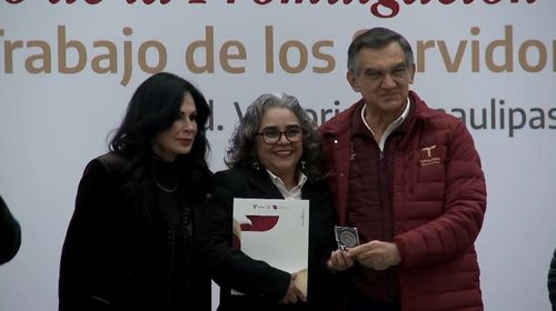 Entregan premio de antigüedad a 1,453 trabajadores estatales