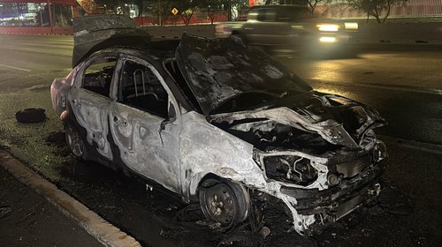 Falla mecánica provoca incendio de automóvil en San Pedro