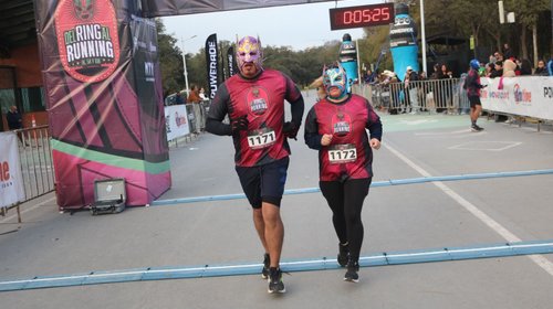 Madrugan, hacen su lucha, se enmascaran y corren