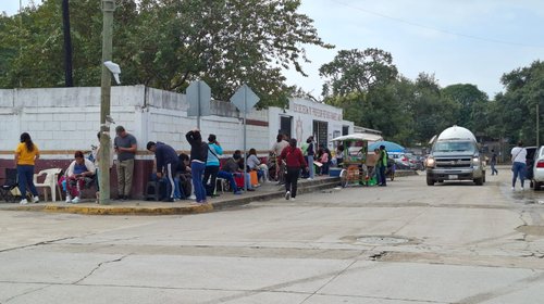 Padres hacen filas para asegurar turno matutino en secundaria