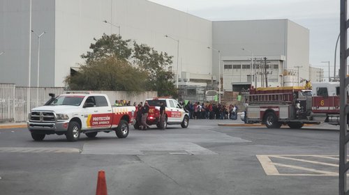 Evacuan a 800 trabajadores tras incendio en Whirlpool de Apodaca