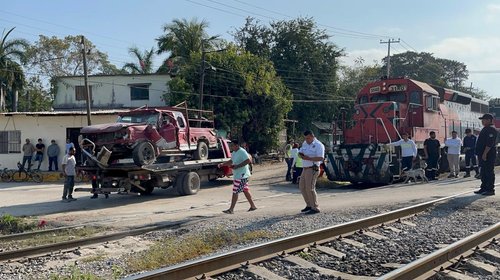 Tren embiste camioneta en el centro de Altamira