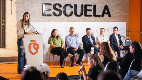Inaugura Mariana Rodríguez nueva escuela de Capullos