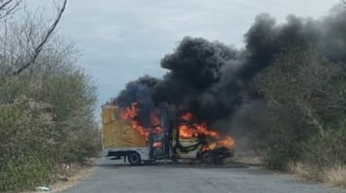 Cierran vía en carretera Linares por camión incendiado