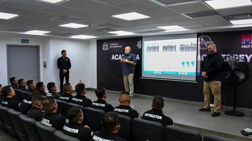 Capacitan ex-SWAT a Policía de MTY en armamento no letal