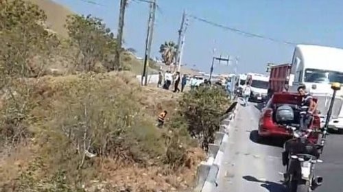 Camioneta cae al río en Victoria; madre e hija sobreviven