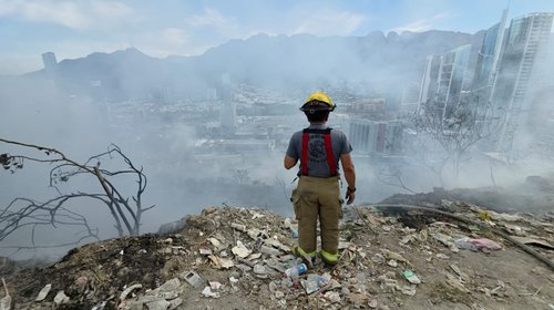 Incendio consume una hectárea en la Loma Larga