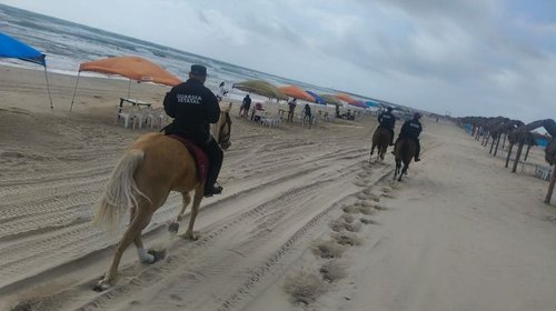 Agrupamiento montado de Guardia Estatal vigilan Playa La Pesca