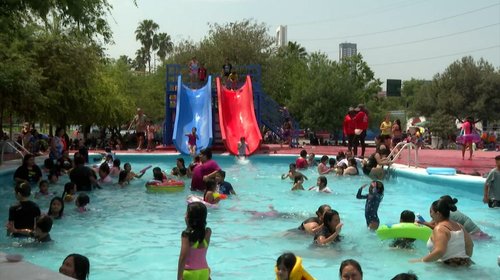 Personas disfrutan el Jueves Santo dentro de Parque España