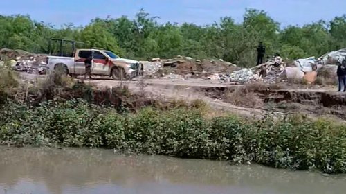 Localizan cuerpo en descomposición junto a canal en Puerta Sur