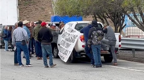 Agricultores bloquean autopista Reynosa-Matamoros y carretera 101