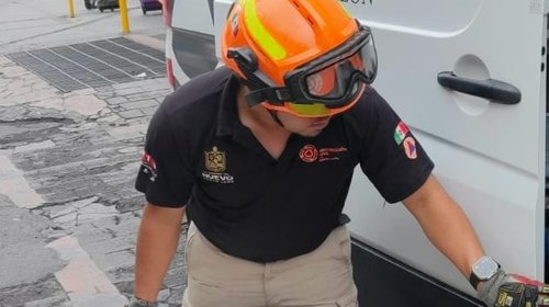 Rescata Protección Civil a tlacuache atrapado en vehículo