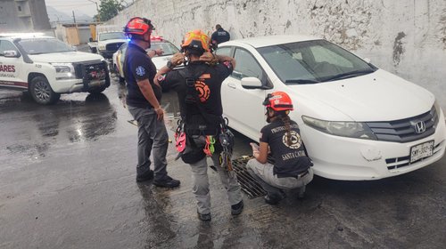Rescata Protección Civil a mujer atrapada en alcantarilla