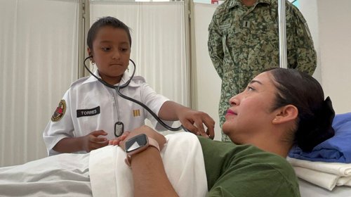 Nombran a Dulce médica militar por un día en cuartel de Reynosa