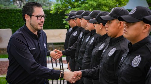 Recibe de la Peña a 10 nuevos elementos para Policía de Santiago