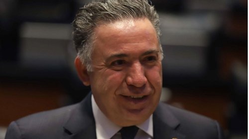 Senador señalado por EUA rechaza que vaya a pedir licencia