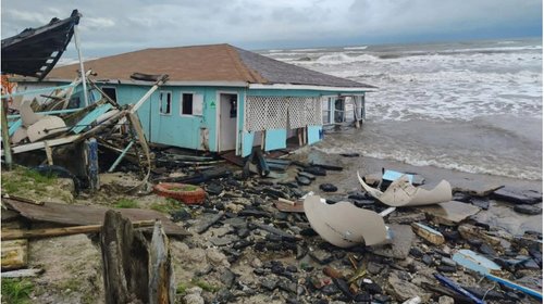 Marisquería de Playa Bagdad colapsa por fuertes olas