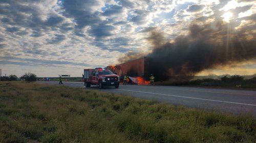 Tráiler en llamas cierra parcial vialidad en la Laredo-Monterrey