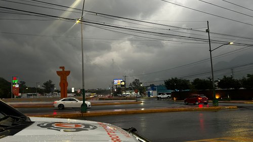 Intensa lluvia en Monterrey llena el arroyo Topo Chico