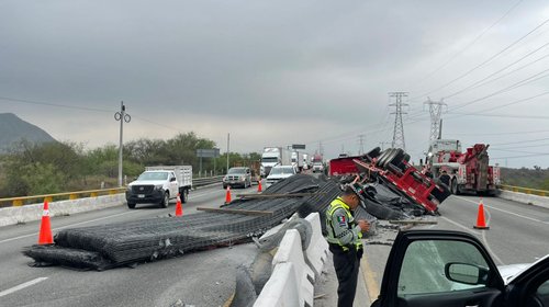 Vuelca tráiler con toneladas de malla en Santa Catarina