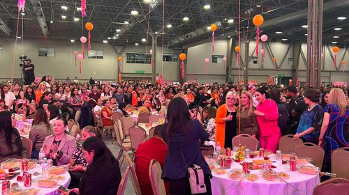 Acuden 15 mil mujeres al Festival 'Amar a Mamá'