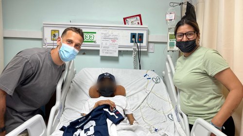 Sergio Canales visita a niño internado en clínica del IMSS