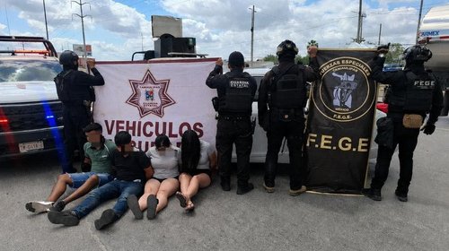 Persiguen y detienen a cuatro; aseguran arma, radios y droga