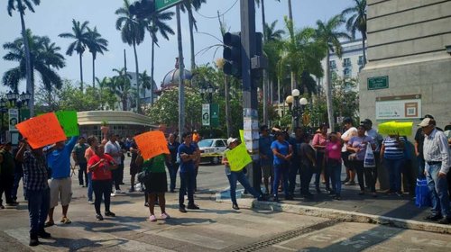Ambulantes bloquean Tampico por presuntos abusos