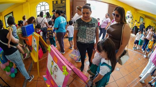 Niños llenan de color y emociones el ayuntamiento de Ramos Arizpe