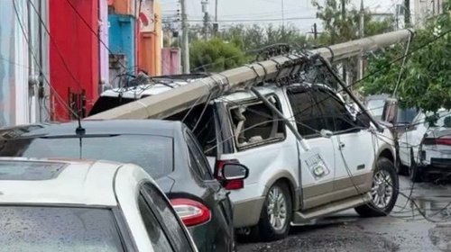 Poste de CFE cae sobre camioneta en Matamoros