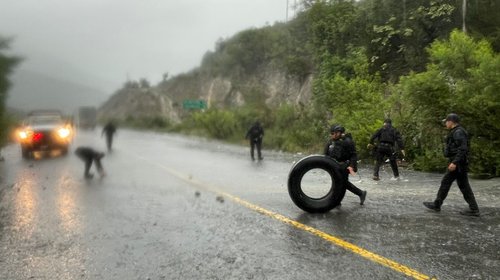 Retiran objetos peligrosos de carretera tras intensas lluvias