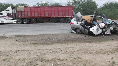 Choque entre tráiler y auto deja daños en la Reynosa-San Fernando