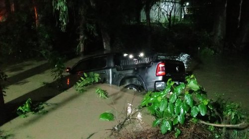 Pegan lluvias en NL: Arrastra corriente a vehículo