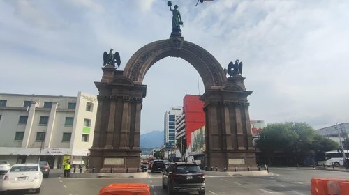 Habilitan dos carriles bajo el Arco de la Independencia