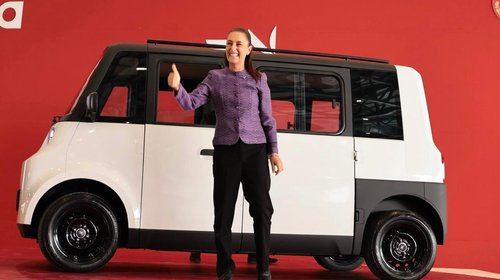 Presentan Sheinbaum 'Olinia', el primer auto eléctrico mexicano