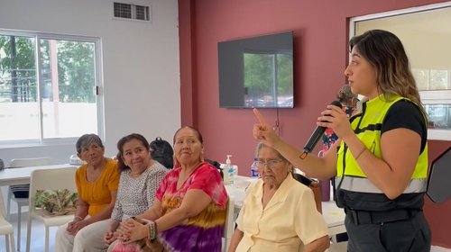Capacitan Jaguares a abuelitos en prevención de accidentes 