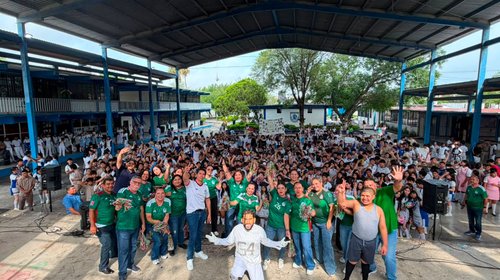 Maestros sorprenden con show en graduación en Reynosa