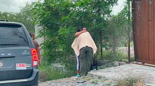 Vuelca automóvil en el canal Rodhe; pareja resulta ilesa