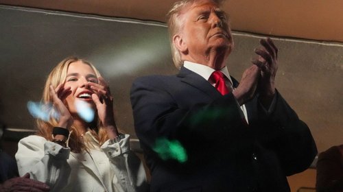 Abuchean a Trump durante el himno de EUA en las Finales de la NBA