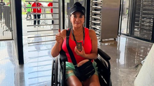 Aficionada de CDMX abre la fiesta mundialista en NL