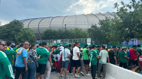 El Estadio Monterrey se pinta de fiesta bajo un cielo nublado