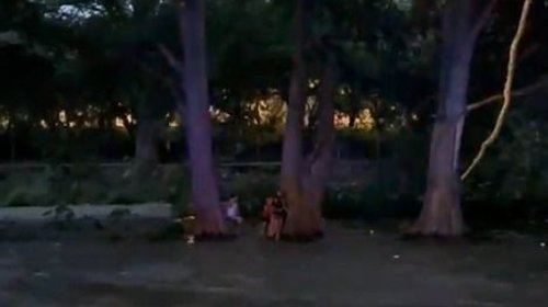 Rescatan a familia atrapada por crecida en el río La Silla