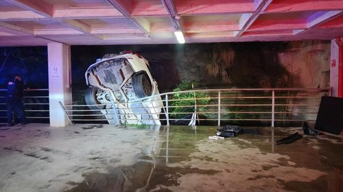 Cae vehículo tres niveles en estacionamiento de San Pedro