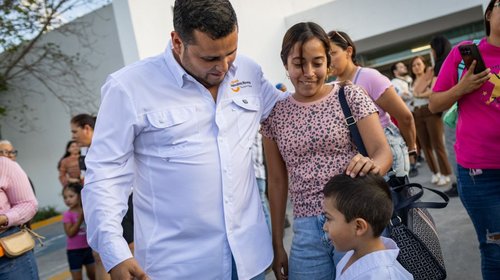 Miguel Sánchez Rivera entrega apoyos de movilidad en Zuazua