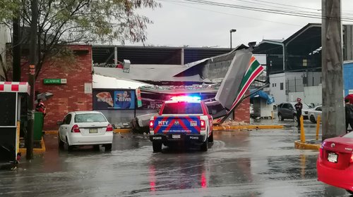 Colapsa techo de tienda de conveniencia en Monterrey