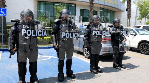 Equipan a policías con trajes antimotín para controlar multitudes